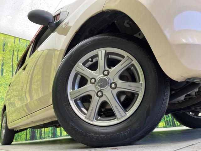 F CDオーディオ 禁煙車 キーレスエントリー パワーウィンドウ ABS パワーステアリング 盗難防止システム ドアバイザー プライバシーガラス CD再生 アイボリーインテリア(10枚目)