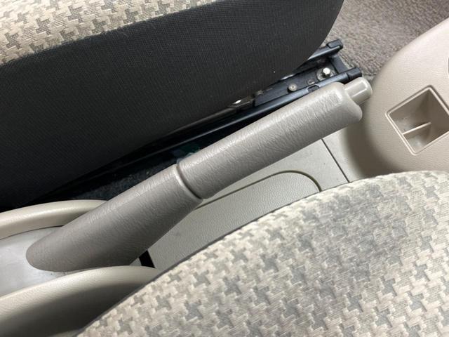 F CDオーディオ 禁煙車 キーレスエントリー パワーウィンドウ ABS パワーステアリング 盗難防止システム ドアバイザー プライバシーガラス CD再生 アイボリーインテリア(33枚目)