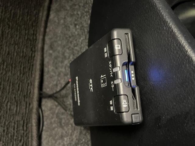 ヴィッツ ジュエラ　衝突軽減　純正ナビ　禁煙車　バックカメラ　Ｂｌｕｅｔｏｏｔｈ接続　ＥＴＣ　ドラレコ　ＬＥＤヘッド　フォグライト　オートライト　フルセグＴＶ　スマートキー　盗難防止　横滑り防止装置　アイドリングストップ（7枚目）