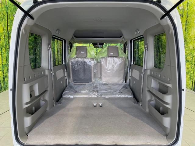 後席を格納すると、これだけの広さが！シーンに合わせたシートアレンジで、大きな荷物も積むことが出来ます♪
