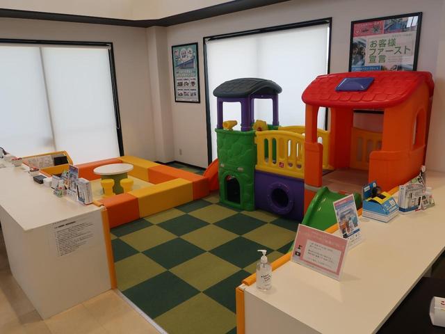 大きなキッズスペースも完備！小さなお子様連れでも、ゆっくりとお車探しをお楽しみいただけます。