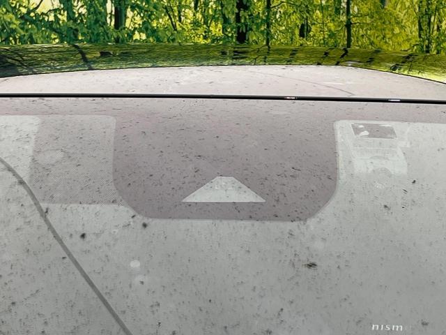 オーラ ニスモ　純正９型ナビ　全周囲カメラ　インテリジェントエマージェンシーブレーキ　レーダークルーズ　禁煙車　２トーンカラー　ハーフレザーシート　シートヒーター　ドラレコ　コーナーセンサー　ＬＥＤヘッド　ＥＴＣ（5枚目）