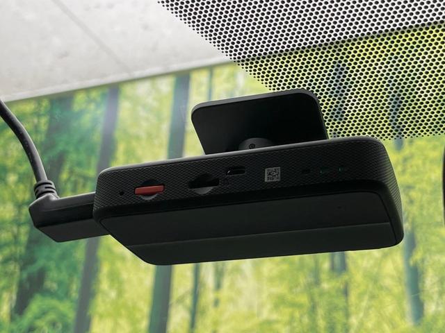 ヤリス ハイブリッドＸ　ナビ機能付きディスプレイオーディオ　ＡＣ１００Ｖ電源　セーフティセンス　レーダークルーズ　禁煙車　ドラレコ　コーナーセンサー　スマートキー　ＥＴＣ　オートハイビーム　車線逸脱警報　先行車発進お知らせ（7枚目）