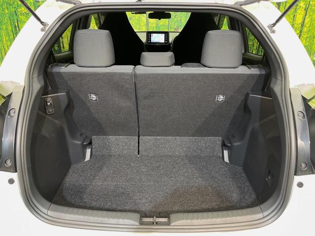 ヤリス ハイブリッドＸ　ナビ機能付きディスプレイオーディオ　ＡＣ１００Ｖ電源　セーフティセンス　レーダークルーズ　禁煙車　ドラレコ　コーナーセンサー　スマートキー　ＥＴＣ　オートハイビーム　車線逸脱警報　先行車発進お知らせ（10枚目）