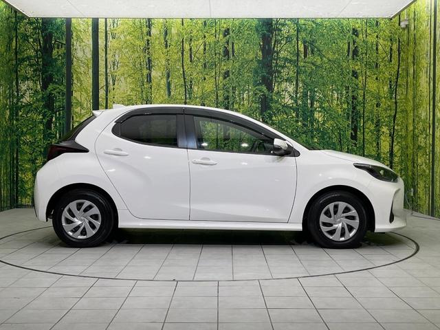 ヤリス ハイブリッドＸ　ナビ機能付きディスプレイオーディオ　ＡＣ１００Ｖ電源　セーフティセンス　レーダークルーズ　禁煙車　ドラレコ　コーナーセンサー　スマートキー　ＥＴＣ　オートハイビーム　車線逸脱警報　先行車発進お知らせ（27枚目）