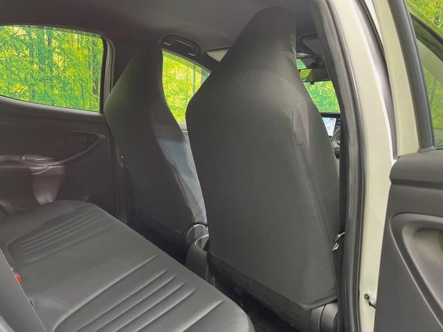 ヤリス ハイブリッドＸ　ナビ機能付きディスプレイオーディオ　ＡＣ１００Ｖ電源　セーフティセンス　レーダークルーズ　禁煙車　ドラレコ　コーナーセンサー　スマートキー　ＥＴＣ　オートハイビーム　車線逸脱警報　先行車発進お知らせ（52枚目）