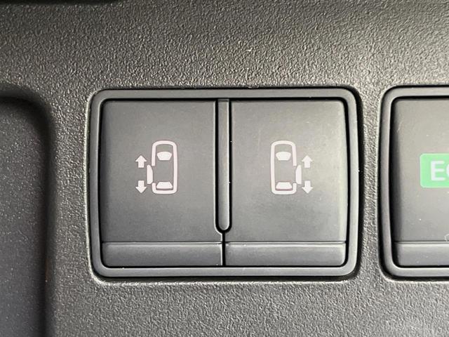 【両側パワースライドドア】スマートキーや運転席のスイッチで後席両側スライドドアの開閉が可能♪電動だから力を入れてドアを開ける必要が無く、小さなお子様でも簡単に開け閉めでき快適です♪