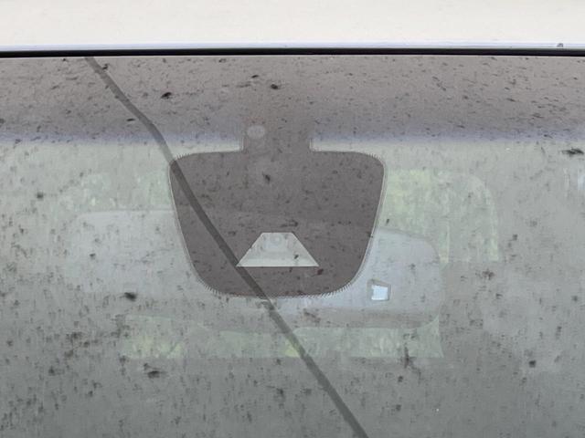 【エマージェンシーブレーキ】走行中に前方の車両等を認識し、衝突しそうな時は警報とブレーキで衝突回避と被害軽減をアシスト。より安全にドライブをお楽しみいただけます。