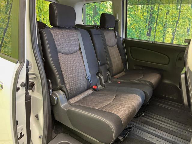 後部座席も気になるようなキズ・汚れやへたり等、大きなダメージはなく、良好な状態です。