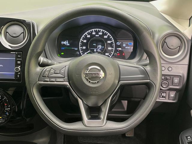 ノート ｅ－パワー　Ｘ　全周囲カメラ　衝突軽減　禁煙車　クリアランスソナー　スマートキー　オートハイビーム　デジタルインナーミラー　車線逸脱警報　踏み間違い防止　オートライト　オートエアコン　Ｂｌｕｅｔｏｏｔｈ　ＣＤ／ＤＶＤ（11枚目）