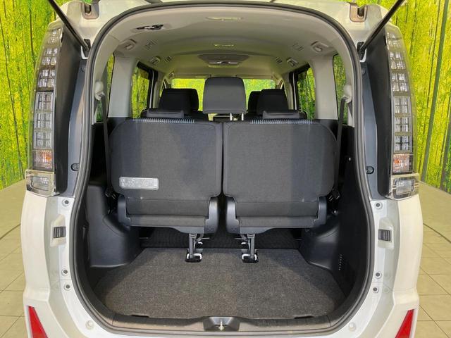 ヴォクシー ＺＳ　両側電動ドア　純正９型ナビ　後席モニター　バックカメラ　セーフティセンス　禁煙車　ドラレコ　スマートキー　ＬＥＤヘッド　ナビ連動ＥＴＣ　車線逸脱警報　純正１６インチＡＷ　オートライト　オートハイビーム（11枚目）