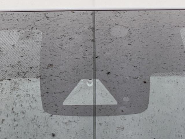 プリウス Ｓツーリングセレクション　純正９型ナビ　バックカメラ　衝突軽減　レーダークルーズ　禁煙車　合皮レザーシート　シートヒーター　ドラレコ　コーナーセンサー　スマートキー　ＬＥＤヘッド　ＥＴＣ２．０　オートハイビーム　車線逸脱警報（5枚目）