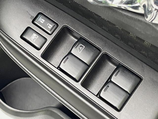 ノート ライダー 禁煙車 スマートキー ETC 純正15インチアルミホイール CD再生 アイドリングストップ 電動格納ミラー 盗難防止システム ドアバイザー パワーウィンドウ パワーステアリング プライバシーガラス(44枚目)