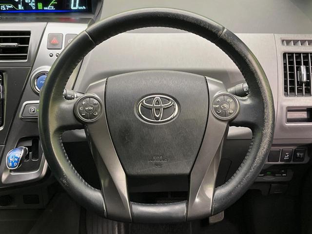 �C���e���A�ɍ��킹���f�U�C���̃X�e�A�����O�́A�^�]�������̂��Ƃ��l���A�^�]���₷���`��A�傫���ł��B�����x�A���ۂɐG���Ă��m���߂��������B