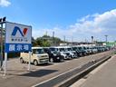 ズラッと並んだ展示車と大きな「N」の看板が目印です!