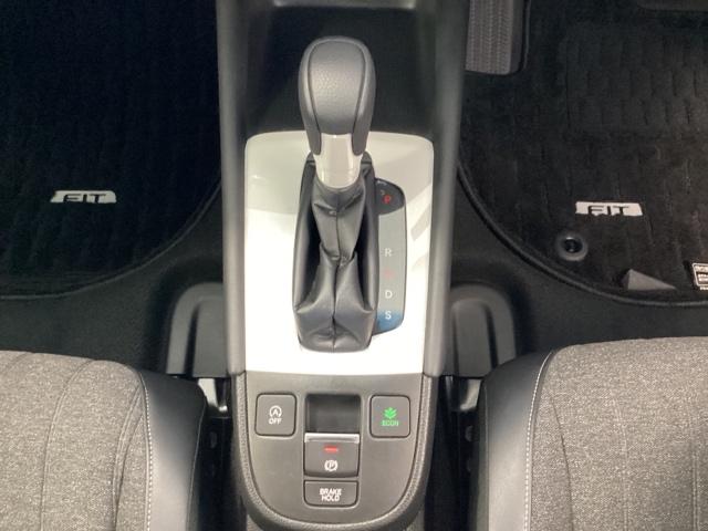フィット ホーム　光触媒抗菌消臭施工済　ＡＷＤ　ＵＳＢ　盗難防止装置　パーキングセンサー　衝突軽減システム　Ｉ－ＳＴＯＰ　リヤカメラ　地デジＴＶ　ＬＥＤヘッド　ＶＳＡ　ＤＶＤ　クルコン　ドラレコ　オートエアコン（9枚目）