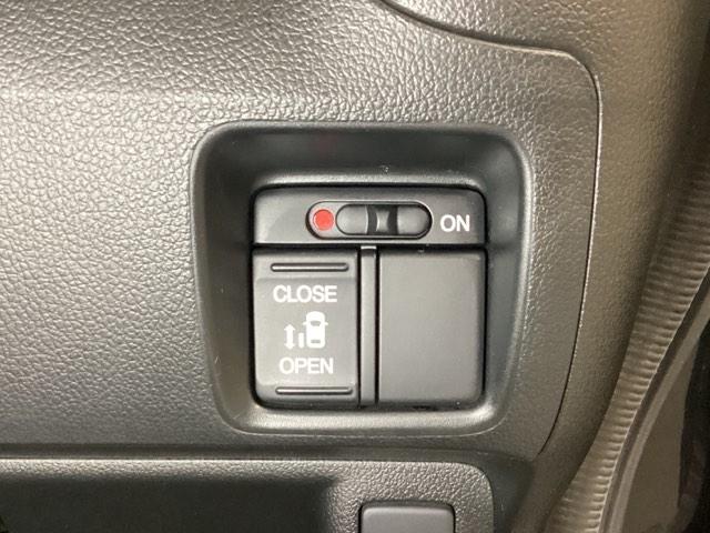 N-BOXカスタム G 光触媒抗菌消臭施工済 Bカメラ アイドリングSTOP スマキー 地デジTV 運転席エアバッグ パワーステアリング パワーウィンドウ ナビTV フルタイム4WD 盗難防止 ETC エアコン DVD再生(13枚目)