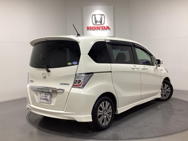 フリードハイブリッド ジャストセレクション　光触媒抗菌消臭施工済　ナビテレビ　セキュリティー　横滑り防止機能　オートクルーズ　エアバック　ウォークスルー　ＤＶＤ再生可能　キーレスエントリー　ワンセグＴＶ　ＰＳ　ＥＴＣ　３列　フルオートエアコン（3枚目）