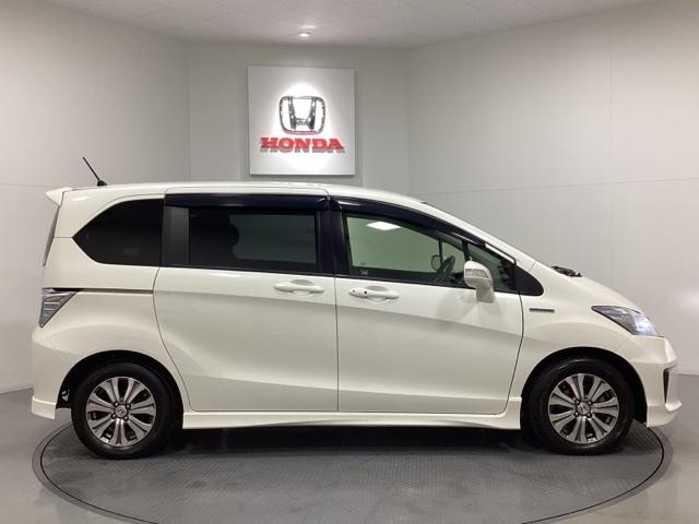 フリードハイブリッド ジャストセレクション　光触媒抗菌消臭施工済　ナビテレビ　セキュリティー　横滑り防止機能　オートクルーズ　エアバック　ウォークスルー　ＤＶＤ再生可能　キーレスエントリー　ワンセグＴＶ　ＰＳ　ＥＴＣ　３列　フルオートエアコン（4枚目）