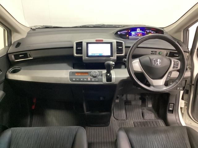 フリードハイブリッド ジャストセレクション　光触媒抗菌消臭施工済　ナビテレビ　セキュリティー　横滑り防止機能　オートクルーズ　エアバック　ウォークスルー　ＤＶＤ再生可能　キーレスエントリー　ワンセグＴＶ　ＰＳ　ＥＴＣ　３列　フルオートエアコン（5枚目）