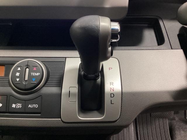 フリードハイブリッド ジャストセレクション　光触媒抗菌消臭施工済　ナビテレビ　セキュリティー　横滑り防止機能　オートクルーズ　エアバック　ウォークスルー　ＤＶＤ再生可能　キーレスエントリー　ワンセグＴＶ　ＰＳ　ＥＴＣ　３列　フルオートエアコン（8枚目）