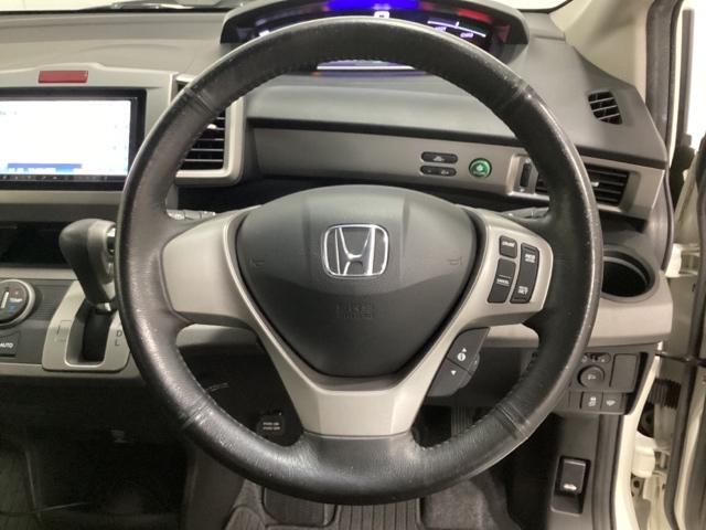 フリードハイブリッド ジャストセレクション　光触媒抗菌消臭施工済　ナビテレビ　セキュリティー　横滑り防止機能　オートクルーズ　エアバック　ウォークスルー　ＤＶＤ再生可能　キーレスエントリー　ワンセグＴＶ　ＰＳ　ＥＴＣ　３列　フルオートエアコン（11枚目）