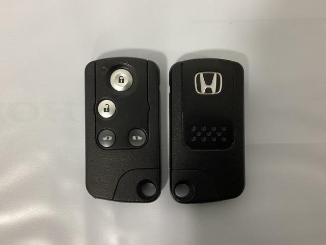 フリードハイブリッド ジャストセレクション　光触媒抗菌消臭施工済　ナビテレビ　セキュリティー　横滑り防止機能　オートクルーズ　エアバック　ウォークスルー　ＤＶＤ再生可能　キーレスエントリー　ワンセグＴＶ　ＰＳ　ＥＴＣ　３列　フルオートエアコン（12枚目）