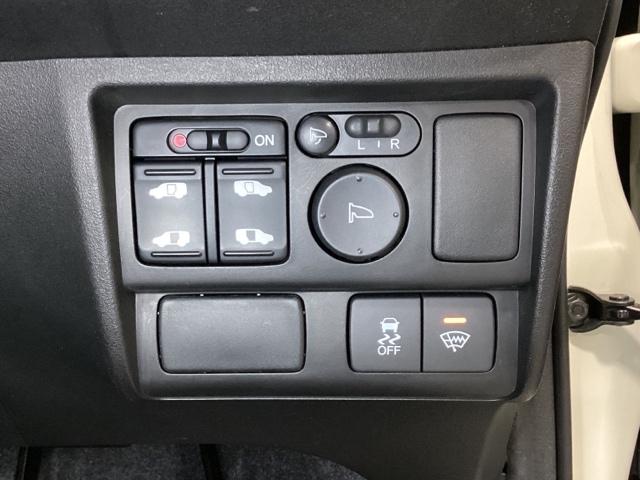 フリードハイブリッド ジャストセレクション　光触媒抗菌消臭施工済　ナビテレビ　セキュリティー　横滑り防止機能　オートクルーズ　エアバック　ウォークスルー　ＤＶＤ再生可能　キーレスエントリー　ワンセグＴＶ　ＰＳ　ＥＴＣ　３列　フルオートエアコン（13枚目）