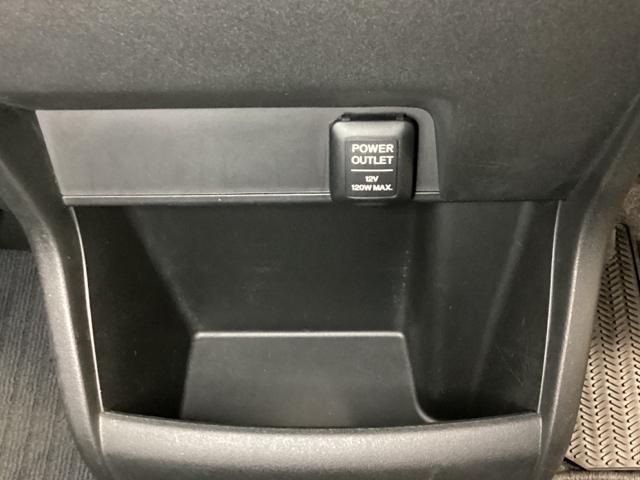 フリードハイブリッド ジャストセレクション　光触媒抗菌消臭施工済　ナビテレビ　セキュリティー　横滑り防止機能　オートクルーズ　エアバック　ウォークスルー　ＤＶＤ再生可能　キーレスエントリー　ワンセグＴＶ　ＰＳ　ＥＴＣ　３列　フルオートエアコン（15枚目）