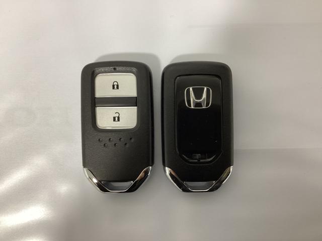 フィット ホーム 光触媒抗菌消臭施工済 衝突軽減ブレーキ リアカメ LEDライト オートライト クリアランスソナー フルセグTV エアバッグ iストップ スマ-トキ- 盗難防止装置 ETC車載器 Wエアバック DVD(13枚目)