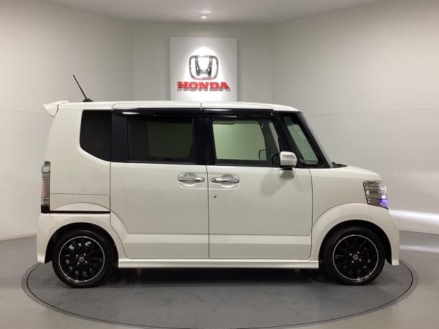 Ｎ－ＢＯＸカスタム ＧターボＳＳブラックスタイルパッケージ　光触媒抗菌消臭施工済　カーテンエアバック　ナビＴＶ　バックモニター　地デジＴＶ　前席シートヒーター　盗難防止システム　横滑り防止　ＤＶＤ　キーレス　パワステ　Ｉ－ＳＴＯＰ　エアコン　ターボ　ＡＢＳ（4枚目）