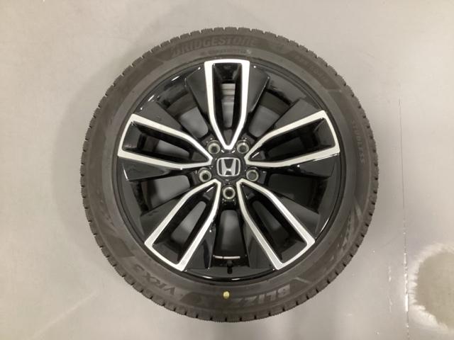 ヴェゼル ｅ：ＨＥＶＺ　中古スタッドレスタイヤ、純正メモリーナビ、ドライブレコーダー前後装着＋ＥＴＣ２．０付　当社デモカー　盗難防止装置　１オーナー　ドラレコ付き　Ｒカメラ　フルセグテレビ　スマ－トキ－　ＥＴＣ車載器　ＡＢＳ（3枚目）