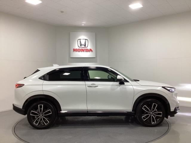 ヴェゼル ｅ：ＨＥＶＺ　中古スタッドレスタイヤ、純正メモリーナビ、ドライブレコーダー前後装着＋ＥＴＣ２．０付　当社デモカー　盗難防止装置　１オーナー　ドラレコ付き　Ｒカメラ　フルセグテレビ　スマ－トキ－　ＥＴＣ車載器　ＡＢＳ（6枚目）