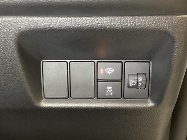 フィット e:HEVホーム 中古スタッドレスタイヤ、純正メモリーナビ、ドライブレコーダー前後装着+ETC2.0付 当社デモカー リヤカメラ VSA サイドカーテンエアバック 前後ソナー スマートキ ECONモード 踏み間違い防止(16枚目)