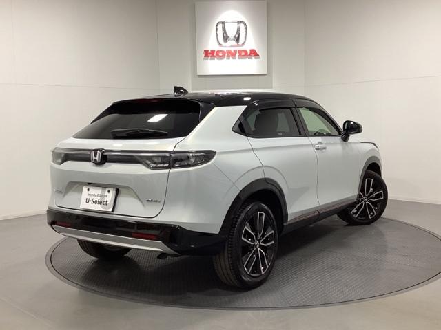 ヴェゼル ｅ：ＨＥＶＰＬａＹ　中古スタッドレスタイヤ、純正メモリーナビ、ドライブレコーダー前後装着＋ＥＴＣ２．０付　当社デモカー　衝突被害軽減ブレーキ　カーテンエアバッグ　盗難防止装置　アイドルストップ　Ｐセンサー　ＡＢＳ　ＥＳＣ（5枚目）