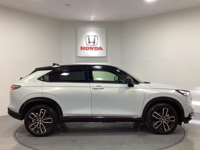 ヴェゼル ｅ：ＨＥＶＰＬａＹ　中古スタッドレスタイヤ、純正メモリーナビ、ドライブレコーダー前後装着＋ＥＴＣ２．０付　当社デモカー　衝突被害軽減ブレーキ　カーテンエアバッグ　盗難防止装置　アイドルストップ　Ｐセンサー　ＡＢＳ　ＥＳＣ（6枚目）