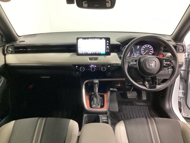 ヴェゼル ｅ：ＨＥＶＰＬａＹ　中古スタッドレスタイヤ、純正メモリーナビ、ドライブレコーダー前後装着＋ＥＴＣ２．０付　当社デモカー　衝突被害軽減ブレーキ　カーテンエアバッグ　盗難防止装置　アイドルストップ　Ｐセンサー　ＡＢＳ　ＥＳＣ（7枚目）