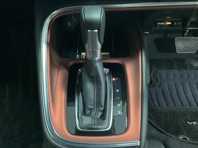 ヴェゼル ｅ：ＨＥＶＰＬａＹ　中古スタッドレスタイヤ、純正メモリーナビ、ドライブレコーダー前後装着＋ＥＴＣ２．０付　当社デモカー　衝突被害軽減ブレーキ　カーテンエアバッグ　盗難防止装置　アイドルストップ　Ｐセンサー　ＡＢＳ　ＥＳＣ（11枚目）