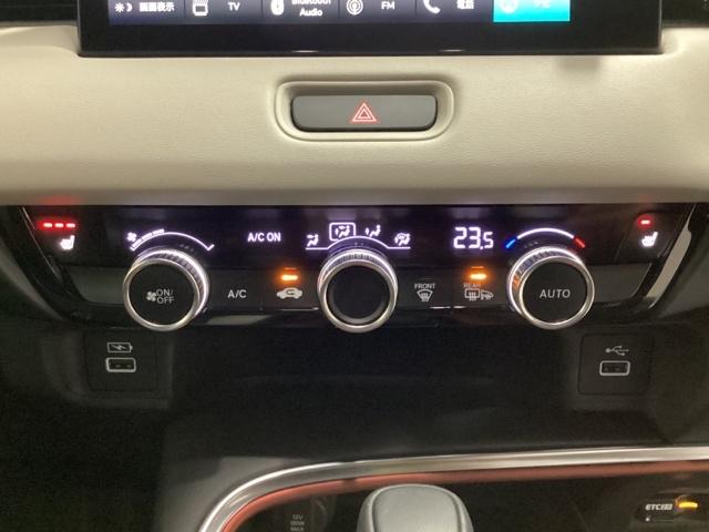 ヴェゼル ｅ：ＨＥＶＰＬａＹ　中古スタッドレスタイヤ、純正メモリーナビ、ドライブレコーダー前後装着＋ＥＴＣ２．０付　当社デモカー　衝突被害軽減ブレーキ　カーテンエアバッグ　盗難防止装置　アイドルストップ　Ｐセンサー　ＡＢＳ　ＥＳＣ（13枚目）