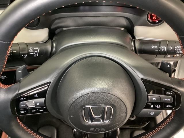 ヴェゼル ｅ：ＨＥＶＰＬａＹ　中古スタッドレスタイヤ、純正メモリーナビ、ドライブレコーダー前後装着＋ＥＴＣ２．０付　当社デモカー　衝突被害軽減ブレーキ　カーテンエアバッグ　盗難防止装置　アイドルストップ　Ｐセンサー　ＡＢＳ　ＥＳＣ（18枚目）