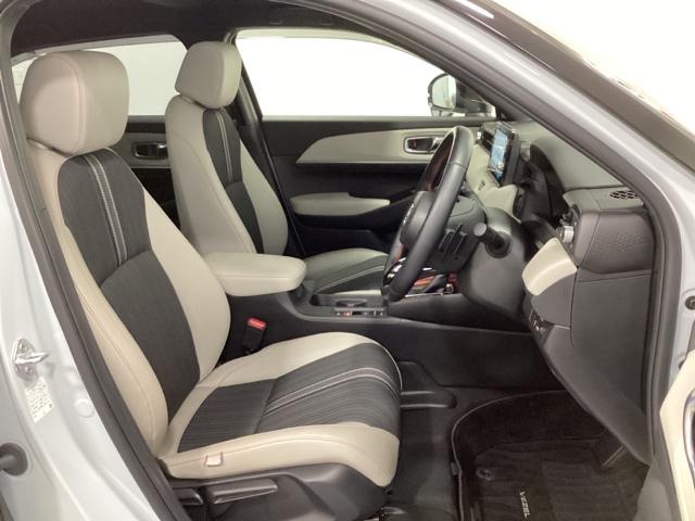 ヴェゼル ｅ：ＨＥＶＰＬａＹ　中古スタッドレスタイヤ、純正メモリーナビ、ドライブレコーダー前後装着＋ＥＴＣ２．０付　当社デモカー　衝突被害軽減ブレーキ　カーテンエアバッグ　盗難防止装置　アイドルストップ　Ｐセンサー　ＡＢＳ　ＥＳＣ（25枚目）