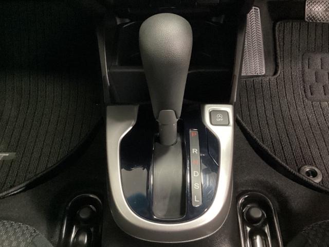 フィット １３Ｇ・Ｌホンダセンシング　光触媒抗菌消臭施工済　地デジフルセグＴＶ　ＥＴＣ車載器　ＤＶＤ再生可　ナビ＆ＴＶ　サイドカーテンエアバック　ＵＳＢ　リアカメラ　エアバック　パワーウインドウ　キーフリーシステム　ＬＥＤライト　ＶＳＡ（8枚目）