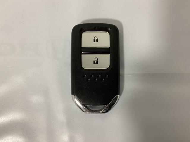 フィット １３Ｇ・Ｌホンダセンシング　光触媒抗菌消臭施工済　地デジフルセグＴＶ　ＥＴＣ車載器　ＤＶＤ再生可　ナビ＆ＴＶ　サイドカーテンエアバック　ＵＳＢ　リアカメラ　エアバック　パワーウインドウ　キーフリーシステム　ＬＥＤライト　ＶＳＡ（12枚目）