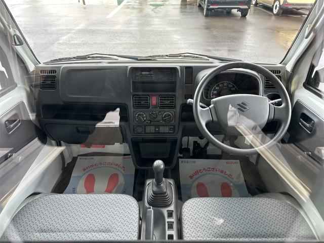 キャリイトラック ＫＣエアコンパワステ　４ＷＤ　マニュアル車　ＦＭ／ＡＭラジオ　マニュアルエアコン　荷台マット　スペアキー　保証付販売車（5枚目）