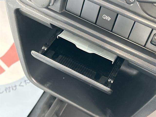 キャリイトラック ＫＣエアコンパワステ　４ＷＤ　マニュアル車　ＦＭ／ＡＭラジオ　マニュアルエアコン　荷台マット　スペアキー　保証付販売車（12枚目）