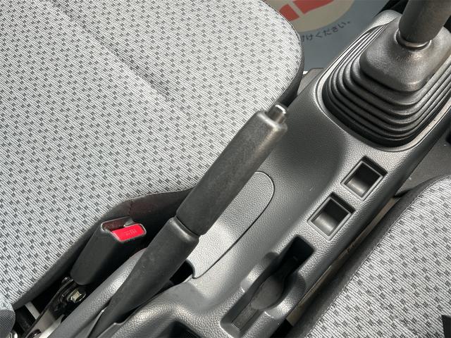 キャリイトラック ＫＣエアコンパワステ　４ＷＤ　マニュアル車　ＦＭ／ＡＭラジオ　マニュアルエアコン　荷台マット　スペアキー　保証付販売車（16枚目）