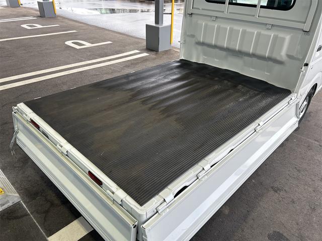 キャリイトラック ＫＣエアコンパワステ　４ＷＤ　マニュアル車　ＦＭ／ＡＭラジオ　マニュアルエアコン　荷台マット　スペアキー　保証付販売車（32枚目）