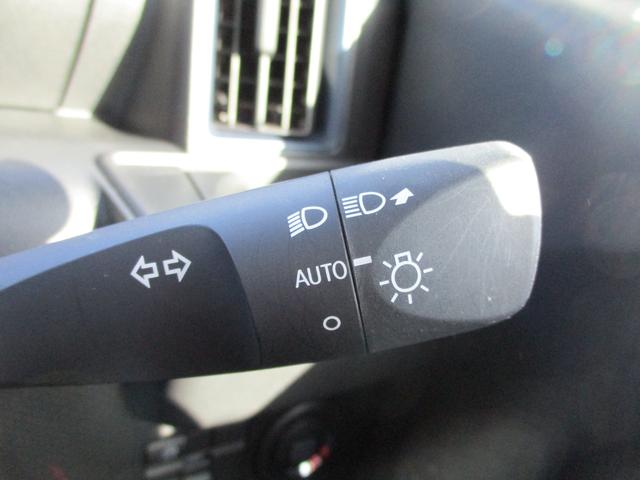 オートライト搭載なので暗くなると自動でライトが付いて便利です！対向車への視認性も向上するので安全面もＵＰしますね♪