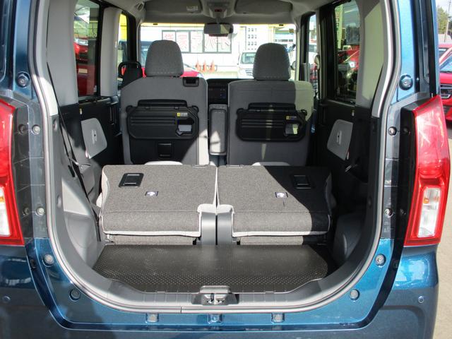 リアシートを倒すことでご覧の様に更にスペースが広がります！段ボールなどの大きな荷物から釣り具などの長尺物まで乗せられそうですね♪