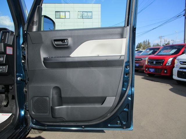 サイドドアにも収納があるので便利ですね